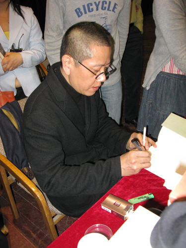 陈丹青教授给同学们签书